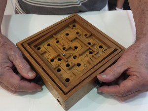 O desafio: percorrer todo o percurso sem errar. Caso ocorra, retorne ao início. Por que é excelente para aprender a pensar? 